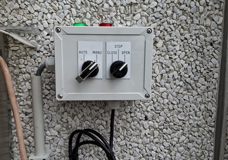 Gros plan sur le boîtier de commande de la vanne d'arrêt d'urgence De Lijn Kortrijk