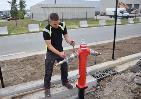 Druktest op bovengrondse hydrant 