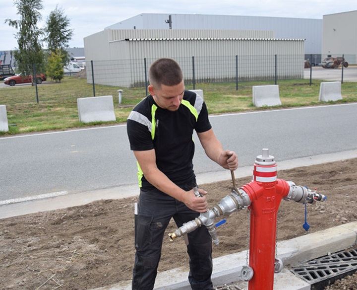 Débit test sur une bouche d'incendie aérienne 