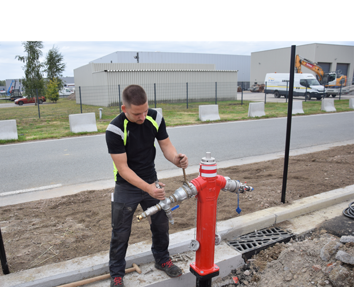Débit test sur une bouche d'incendie aérienne 