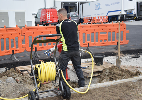 Réalisation d'un test de pression sur une borne d'incendie hors sol 