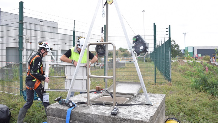 Installatie van een wandafsluiter met behulp van een driepikkel