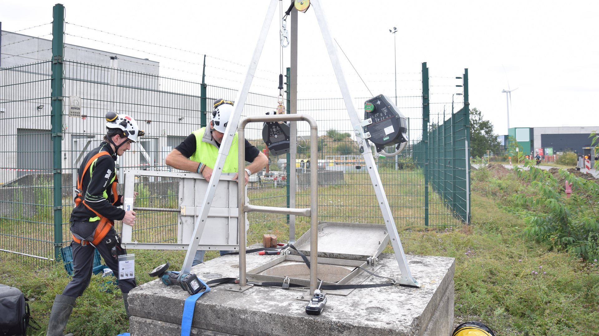 Installatie van een wandafsluiter met behulp van een driepikkel