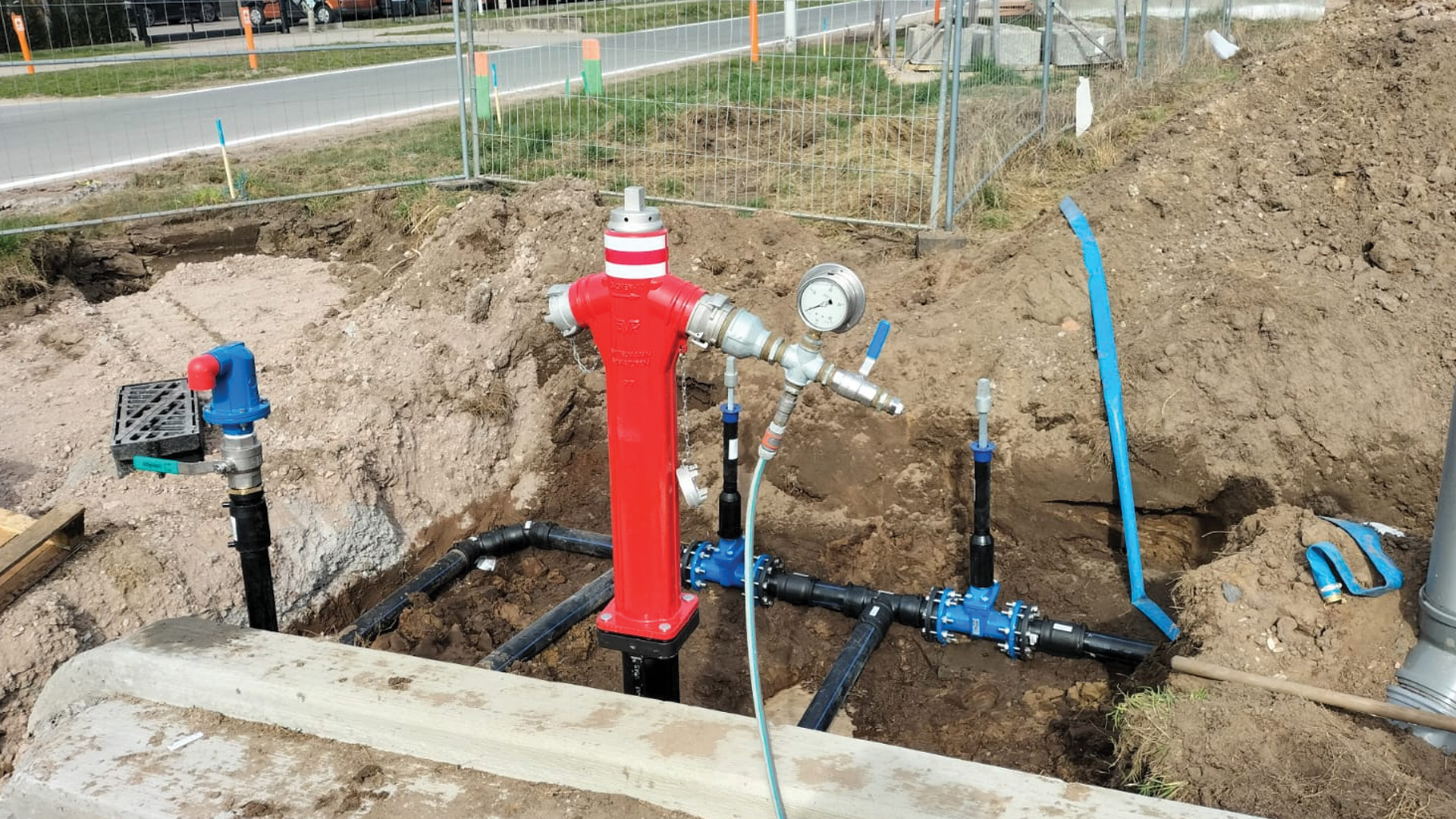 Installation d'une borne d'incendie en surface avec réseau de canalisations associé 