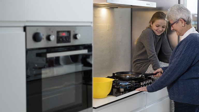 AVK oplossingen voor gastoevoer, meisje en oma in keuken"